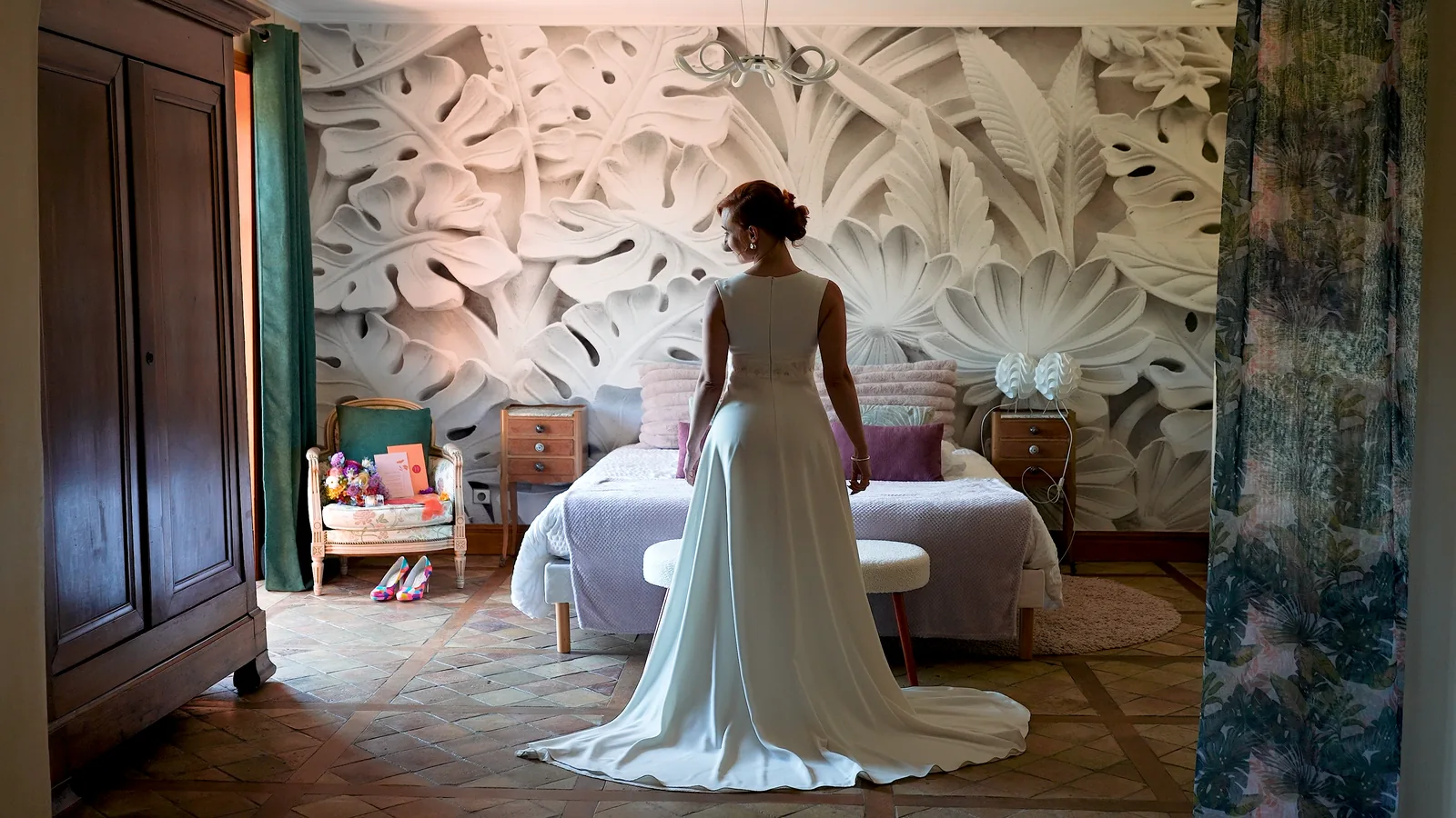 Préparatifs de la mariée dans une chambre du Domaine de la Ruisselière pour un film de mariage en Rhône-Alpes