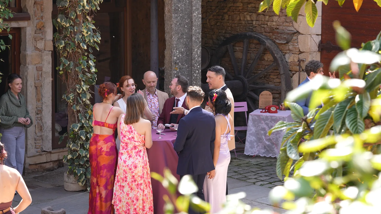 Vin d’honneur dans la cour rénovée avec fontaine du Domaine de la Ruisselière en Beaujolais