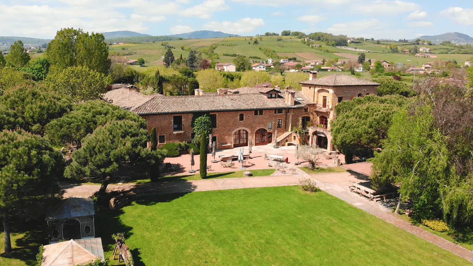 Vue drone du Domaine de la Ruisselière, lieu de mariage en Beaujolais près de Lyon