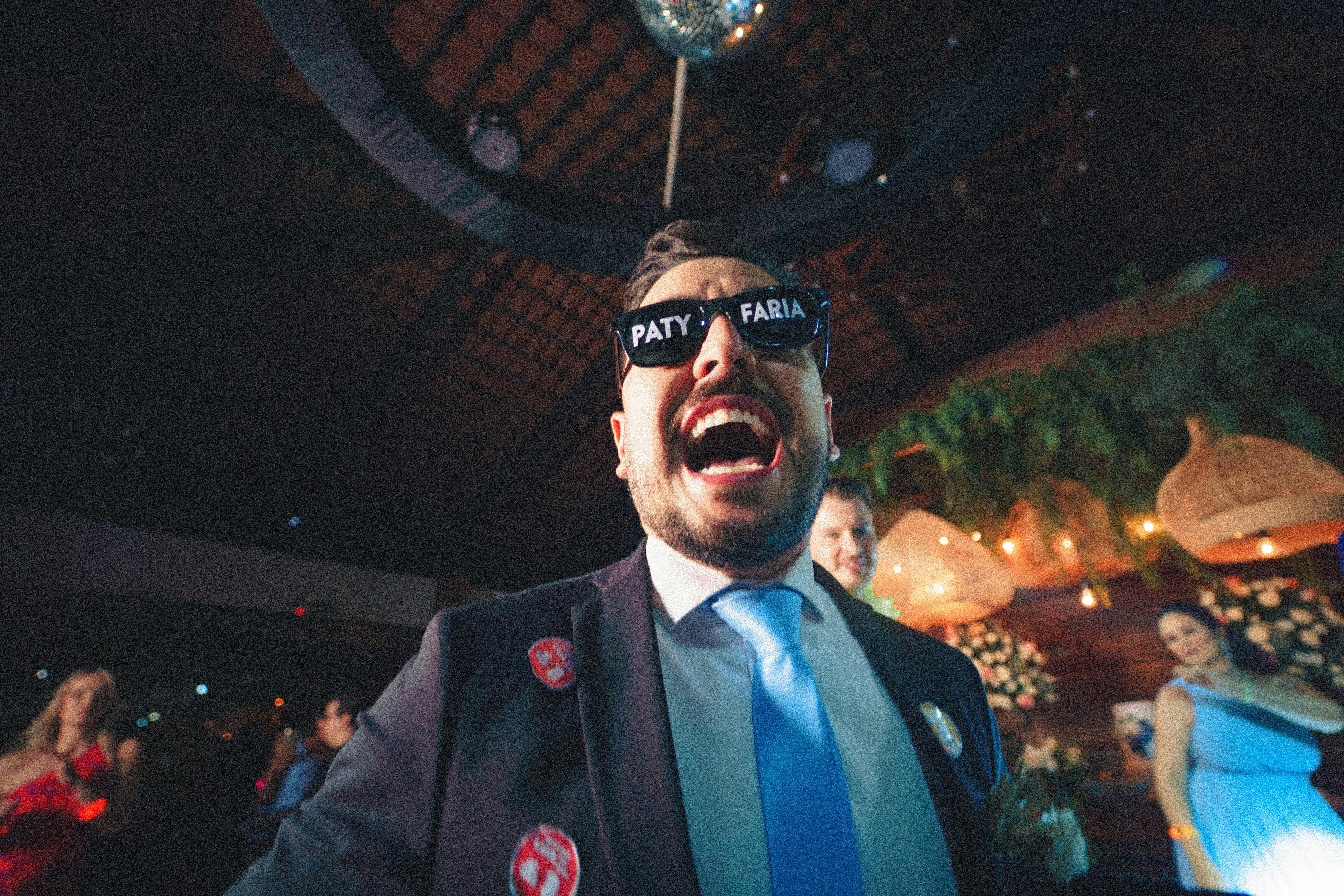 Invité festif lors de la soirée de mariage