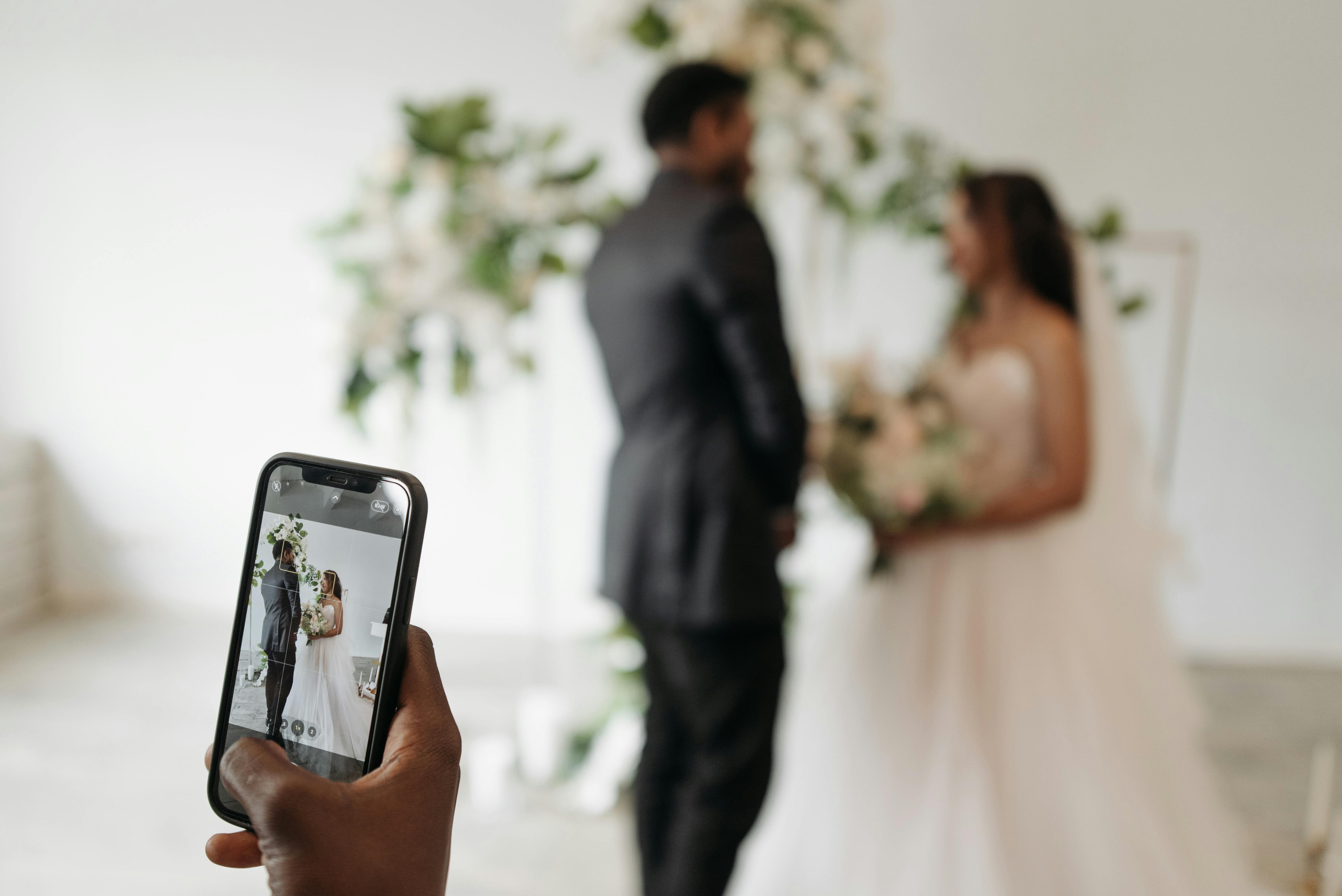 Invité filmant le mariage avec son smartphone