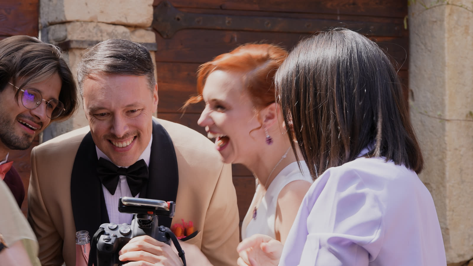 Laurence Carré partage avec les mariés les photos prises lors du shooting au Domaine de la Ruisselière