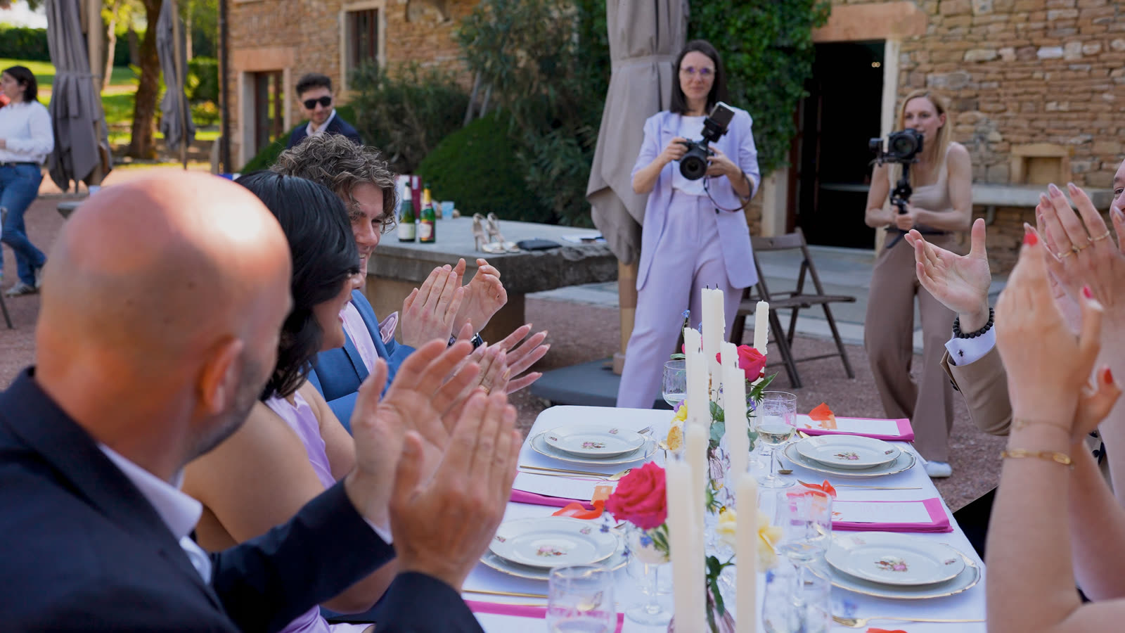 Laurence Carré, photographe de mariage, en plein reportage au vin d’honneur au Domaine de la Ruisselière
