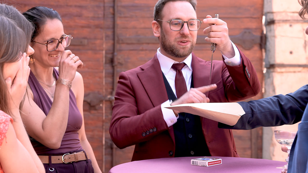 Magicien en close-up (magie de proximité) à un mariage près de Lyon