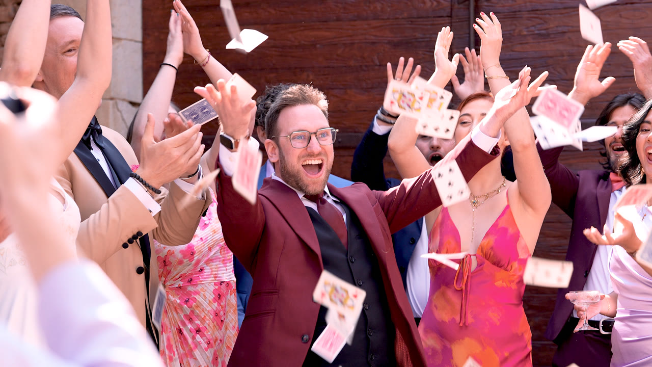 Invités acclamant le magicien au vin d’honneur d’un mariage au Domaine de la Ruisselière, Beaujolais