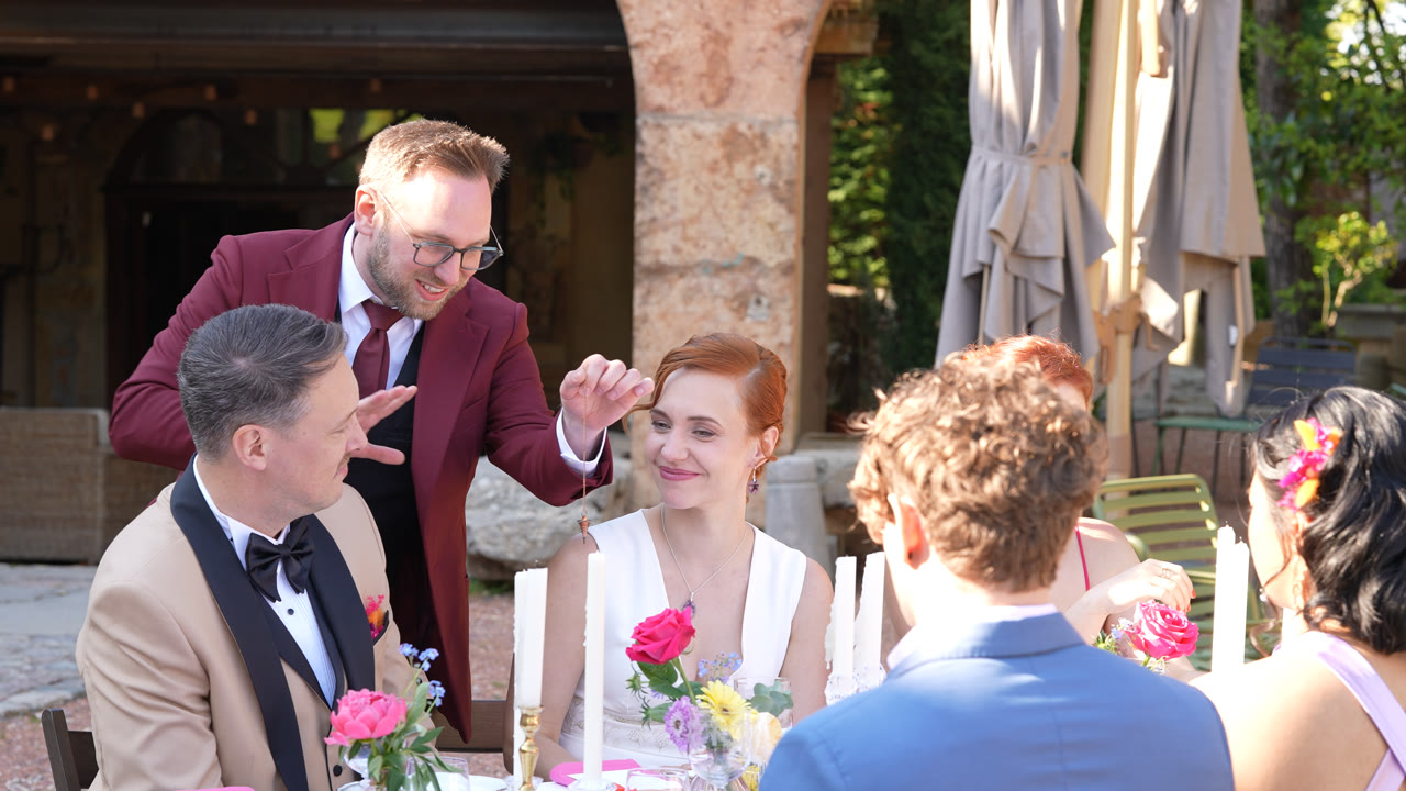 Magicien réalisant un tour à table pour les mariés lors d’un mariage dans le Beaujolais