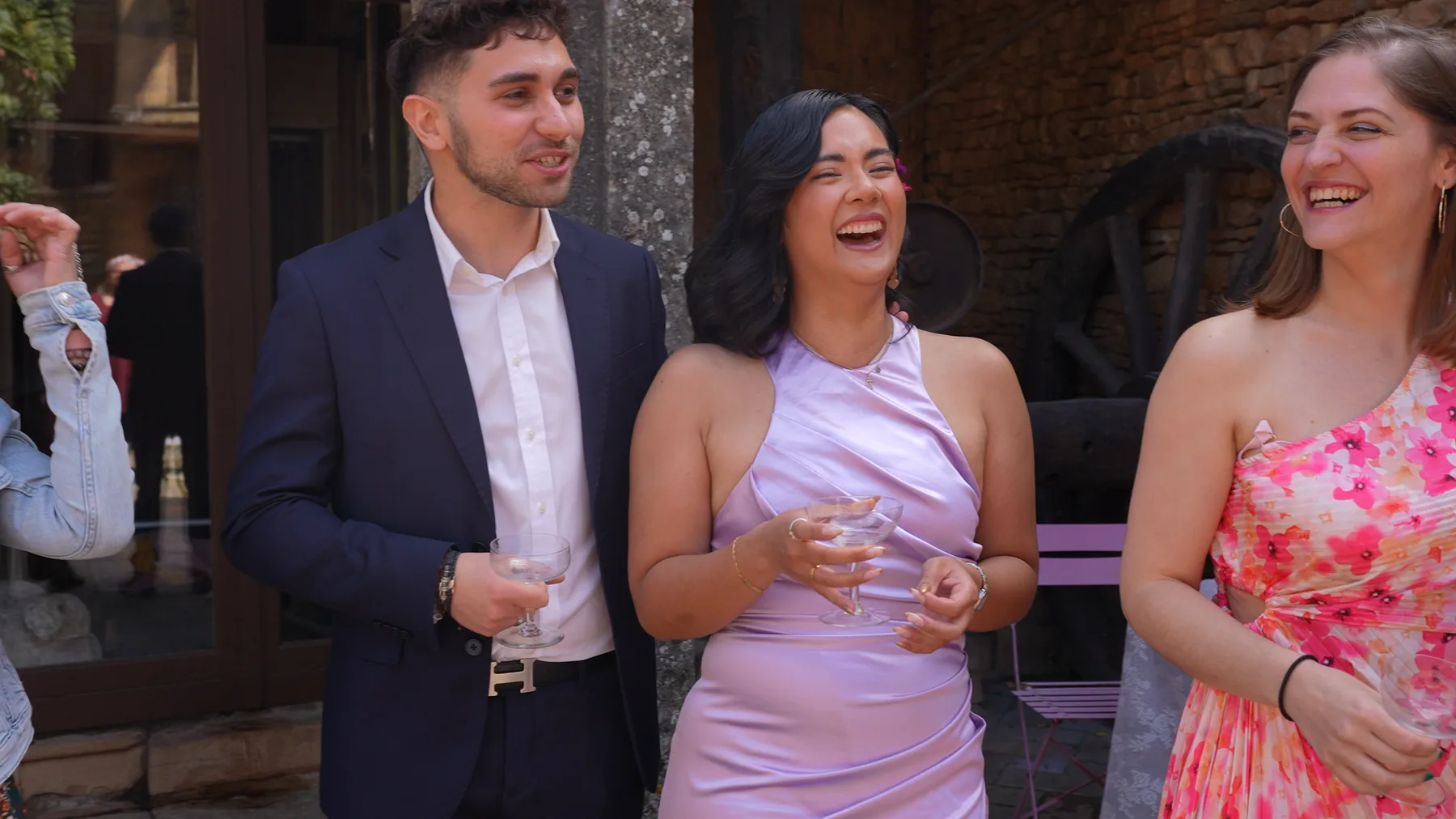 Invités surpris et souriants pendant le moment NEOPOP